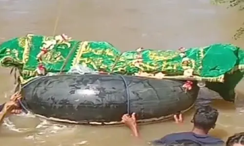 Prihatin! Tidak Ada Jembatan, Warga Pesisir Barat Lampung Tandu Jenazah Seberangi Sungai Memakai Ban